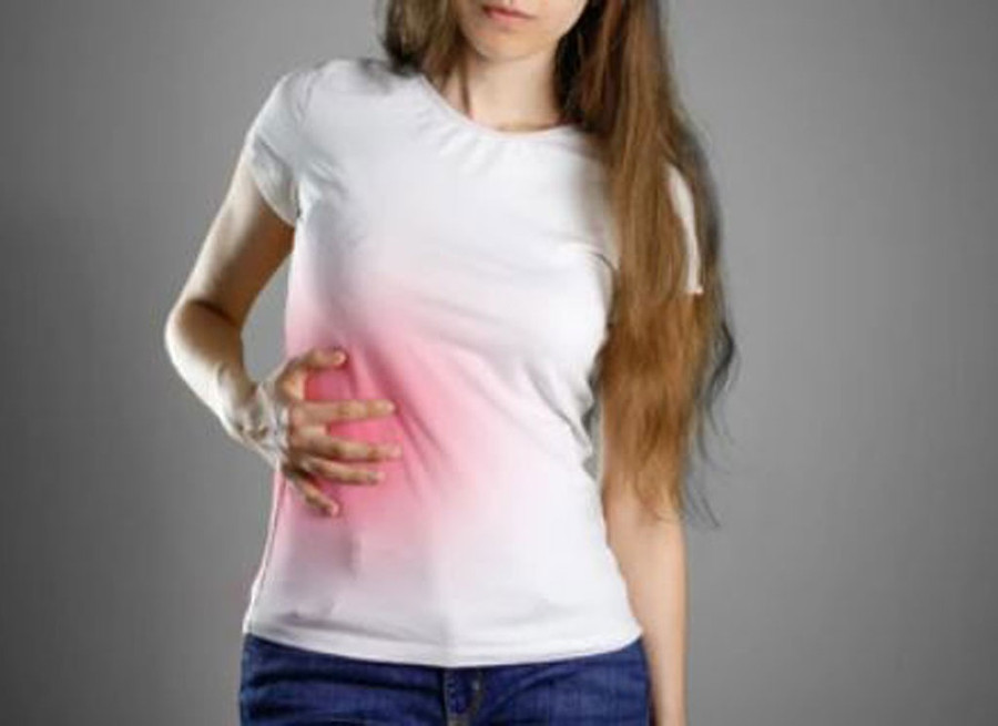 Đau bụng trên bên phải là một trong 8 triệu chứng đầu tiên của xơ gan. Ảnh: Shutterstock