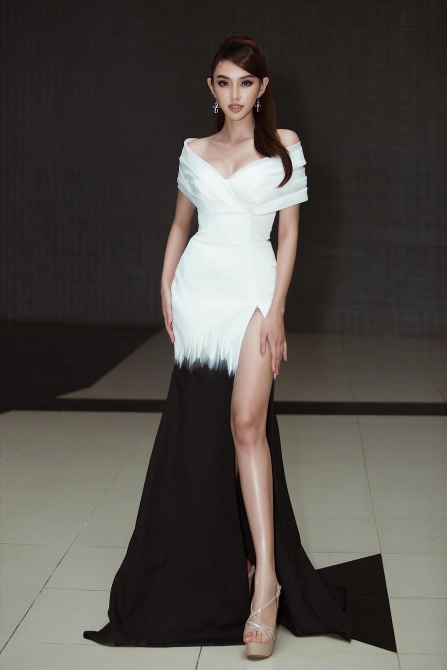 So với giai đoạn dự thi Miss International 2018, phong cách của Thuỳ Tiên có sự thay đổi rõ rệt. Trước đây, người đẹp sinh năm 1998 ưa chuộng lối trang điểm nhẹ nhàng, gu thời trang kín đáo, trẻ trung thì hiện tại cô chuộng lối trang điểm đậm, sắc sảo cùng phong cách thời trang gợi cảm. Ảnh: NVCC.