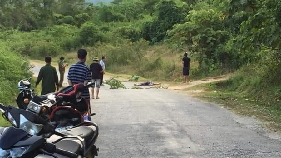 Tài xế taxi bị tử vong trên đường, trên cổ có vết cắt rất sâu - Ảnh: CTV Tài xế taxi bị tử vong trên đường, trên cổ có vết cắt rất sâu - ẢNH: CTV