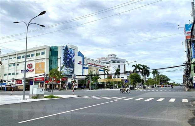 Đường Nguyễn Huệ, thành phố Long Xuyên vắng người và phương tiện trong thời gian tỉnh áp dụng Chỉ thị 16. (Ảnh: Thanh Sang/TTXVN)