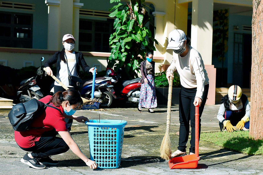 2+3 (dùng 1 ảnh) Công tác lau dọn vệ sinh của Trường Tiểu học Võ Thị Sáu được thực hiện đến hết tuần này.