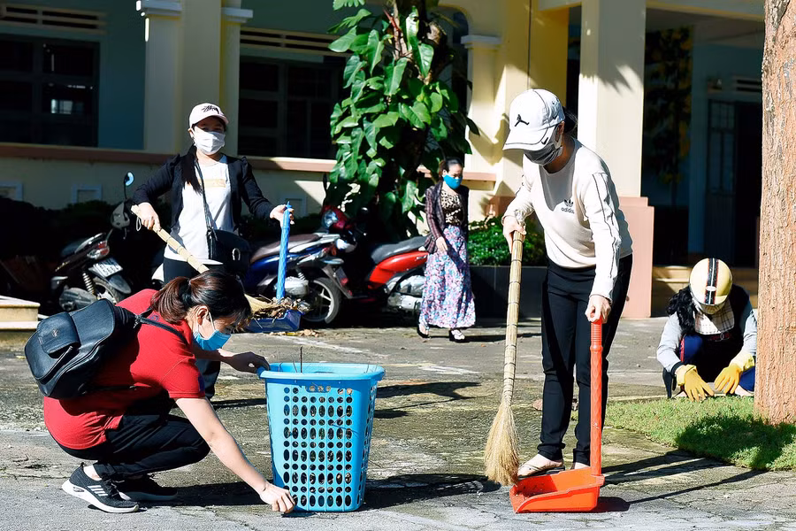 2+3 (dùng 1 ảnh) Công tác lau dọn vệ sinh của Trường Tiểu học Võ Thị Sáu được thực hiện đến hết tuần này.