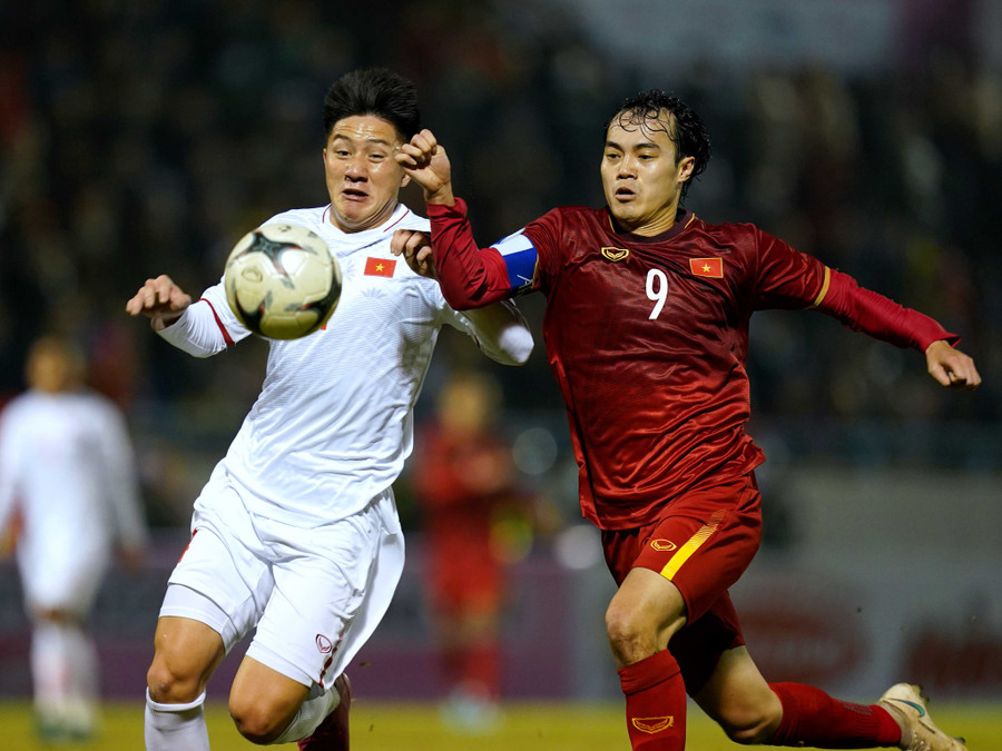 Duy Kiên cản phá đàn anh Văn Toàn trong trận giao hữu giữa tuyển U.22 Việt Nam và tuyển Việt Nam hồi tháng 12.2020. Ảnh: Độc Lập