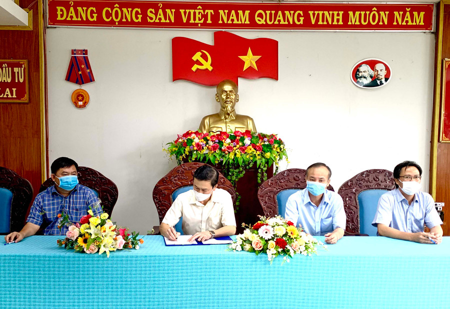 Ký kết Quy chế phối hợp trong thẩm định hồ sơ dự án giữa Sở Kế hoạch và Đầu tư cùng 17 huyện, thị xã, thành phố thuộc tỉnh. Ảnh: Hà Duy