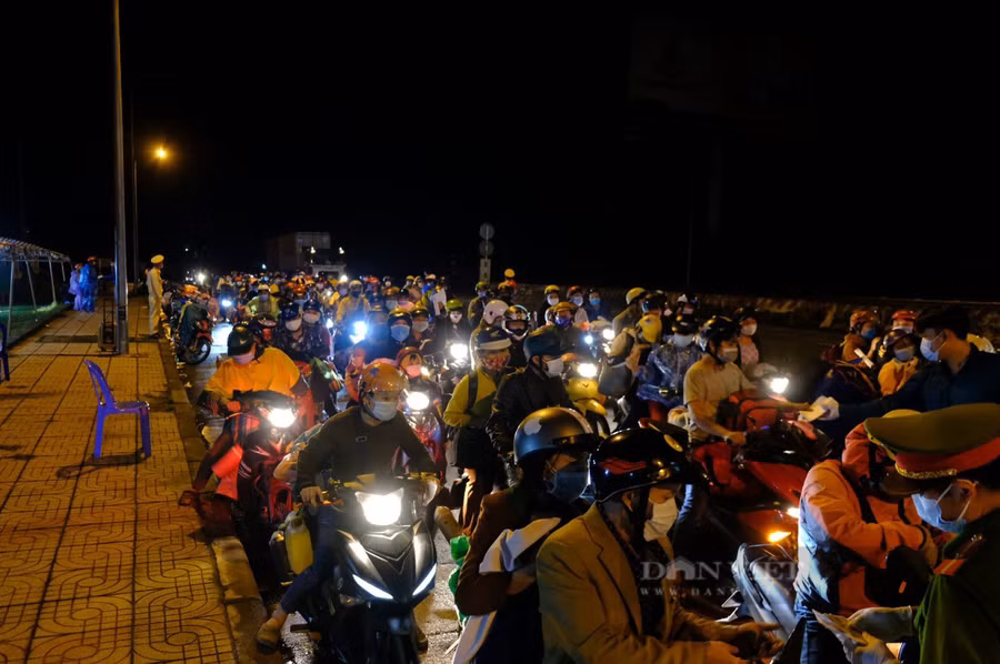 Ngày 24/7 có khoảng 2.000 người từ các tỉnh phía Nam về Tây Nguyên qua Đắk Nông nhưng đến chiều 25/7 đã có khoảng hơn 5.000 lượt người - Ảnh: N.G