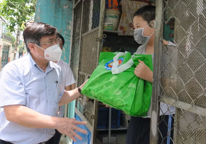 Chủ tịch UBND TP HCM Nguyễn Thành Phong tặng quà cho hộ dân khó khăn trên địa bàn quận Phú Nhuận. Chủ tịch UBND TP HCM Nguyễn Thành Phong tặng quà cho hộ dân khó khăn trên địa bàn quận Phú Nhuận