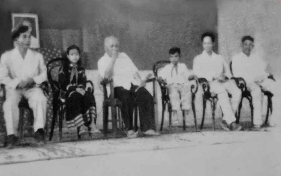 Bà Kim Nhất (thứ 2 từ trái sang) chụp ảnh lưu niệm với Phó Chủ tịch nước Tôn Đức Thắng năm 1963 (ảnh tư liệu). Bà Kim Nhất (thứ 2 từ trái sang) chụp ảnh lưu niệm với Phó Chủ tịch nước Tôn Đức Thắng năm 1963 (ảnh tư liệu).