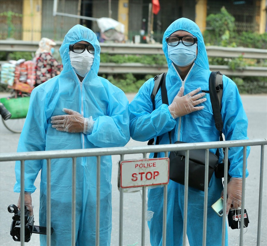  PV Lao Động tác nghiệp trong tâm dịch COVID-19. Ảnh: Cường Ngô