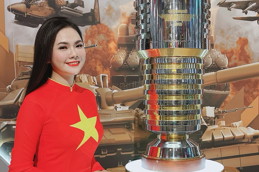 Lương Nguyệt Anh hát Chầu văn tại Army Games 2021. Ảnh: NVCC