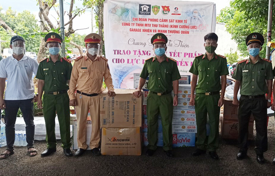 Đoàn Thanh niên Công an tỉnh phối hợp các Mạnh Thường Quân tặng vật dụng y tế, nhu yếu phẩm cho lực lượng làm nhiệm vụ tại chốt kiểm soát phòng-chống dịch Covid-19 khu vực cầu 110 (huyện Chư Pưh). Ảnh: Phan Lài Đoàn Thanh niên Công an tỉnh phối hợp các Mạnh Thường Quân tặng vật dụng y tế, nhu yếu phẩm cho lực lượng chức năng tại chốt kiểm soát phòng-chống dịch Covid-19 tại cầu 110 (huyện Chư Pưh). Ảnh: Phan Lài.