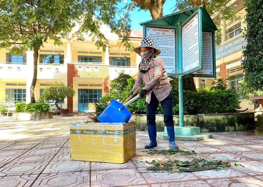 Những ngày gần đây, thời tiết trên địa bàn TP. Pleiku nắng ráo, thuận lợi cho các cơ sở giáo dục tổ chức tổng dọn vệ sinh trường lớp. Ảnh: Mộc Trà