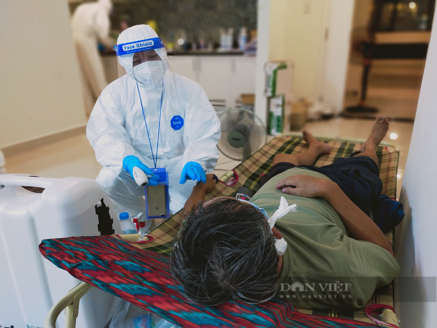 Bác sĩ Mai Xuân Trường (Khoa Bỏng, Bệnh viện Quân y 175) thăm khám cho bệnh nhân F0 tại Bệnh viện dã chiến số 7, TP.HCM. Ảnh: Chinh Hoàng.