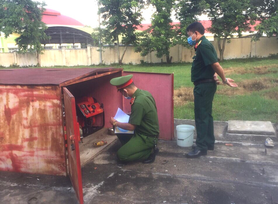 Lực lượng chức năng kiểm tra các thiết bị phòng cháy chữa cháy tại khu cách ly Trường THCS Dân tộc Nội trú huyện Đak Pơ. Ảnh: Văn Tiệp