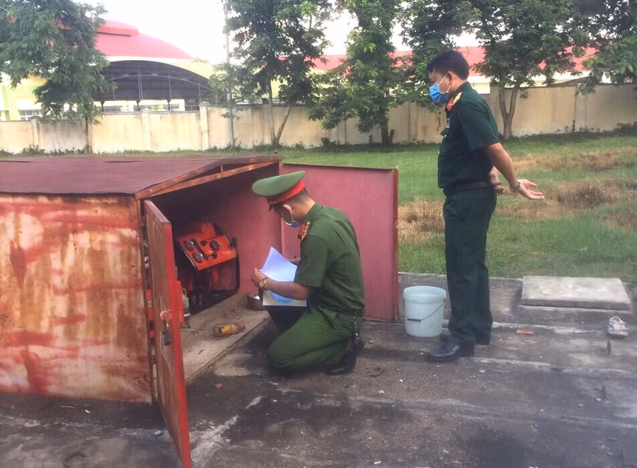 Lực lượng chức năng kiểm tra các thiết bị phòng cháy chữa cháy tại khu cách ly Trường THCS Dân tộc Nội trú huyện Đak Pơ. Ảnh: Văn Tiệp