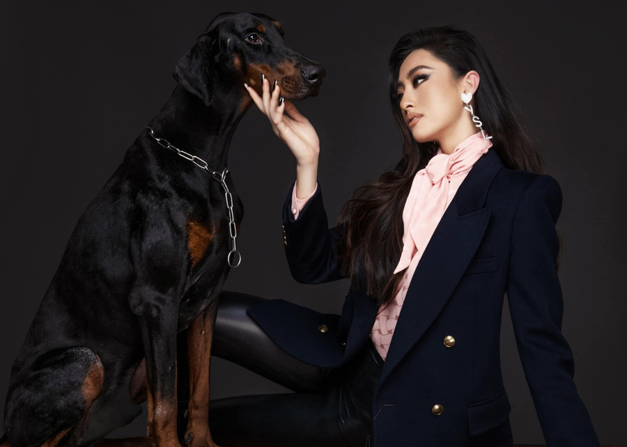 Có thể thấy, sau 2 năm đăng quang, Lương Thùy Linh luôn biết cách làm mới mình trong nhiều phong cách thời trang khác nhau, từ dịu dàng, nữ tính đến thanh lịch, sang trọng hay quyến rũ… Chân dài cũng thoải mái hơn trong việc đăng tải những hình ảnh nóng bỏng trên mạng xã hội. Nhờ sở hữu chiều cao 1,78m đặc biệt là đôi chân dài 1,22m, mỹ nhân sinh năm 2000 trở nên nóng bỏng hơn khi diện bikini. Ảnh: FBNV