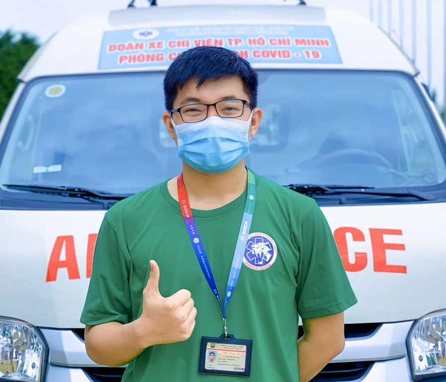 Minh Toàn trong ngày ra quân thực hiện nhiệm vụ tại Trung tâm cấp cứu 115. Ảnh: Hữu Duy 
