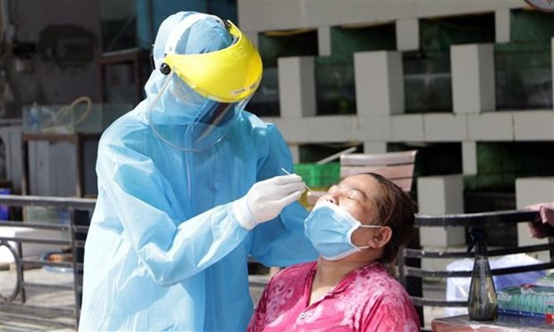  Lấy mẫu xét nghiệm cho người dân phường Cái Khế, quận Ninh Kiều, Cần Thơ. (Ảnh: Trung Kiên/TTXVN)