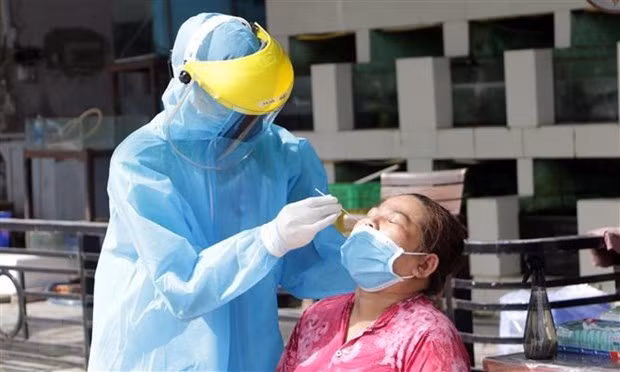  Lấy mẫu xét nghiệm cho người dân phường Cái Khế, quận Ninh Kiều, Cần Thơ. (Ảnh: Trung Kiên/TTXVN)