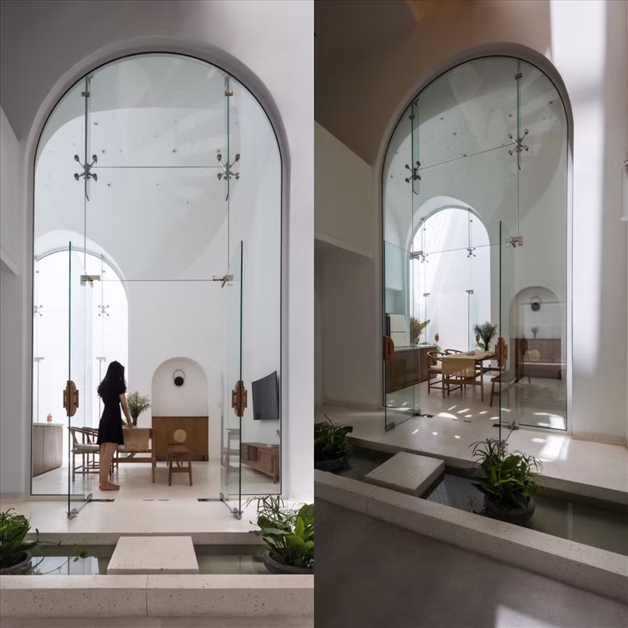 Mặt tiền tầng 1 thoáng rộng của ngôi nhà. Phong cách tối giản nhưng không khiến người nhìn cảm thấy nhàm chán vì được kết hợp cùng nội thất khác màu và cây cảnh.