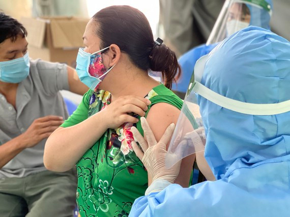 Công nhân được tiêm vaccine tại nơi làm việc. Ảnh: Hoàng Hùng Công nhân được tiêm vaccine tại nơi làm việc. Ảnh: HOÀNG HÙNG