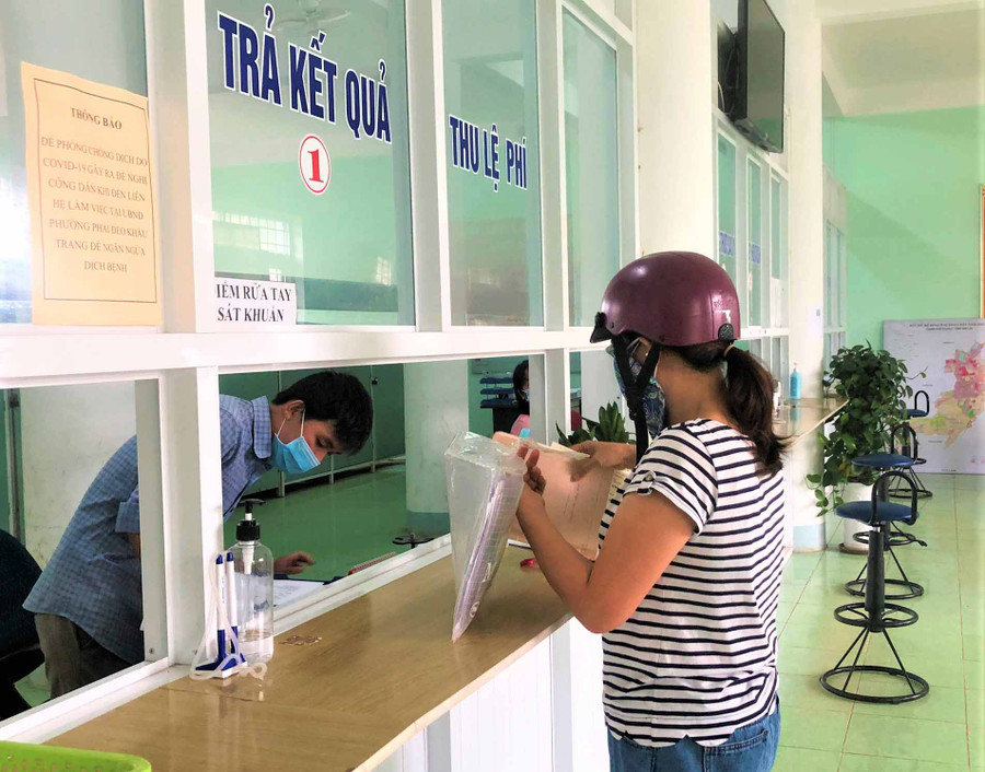 Lao động tự do tại TP. Pleiku trực tiếp đến UBND các xã, phường để nhận tiền hỗ trợ. Ảnh: Đinh Yến