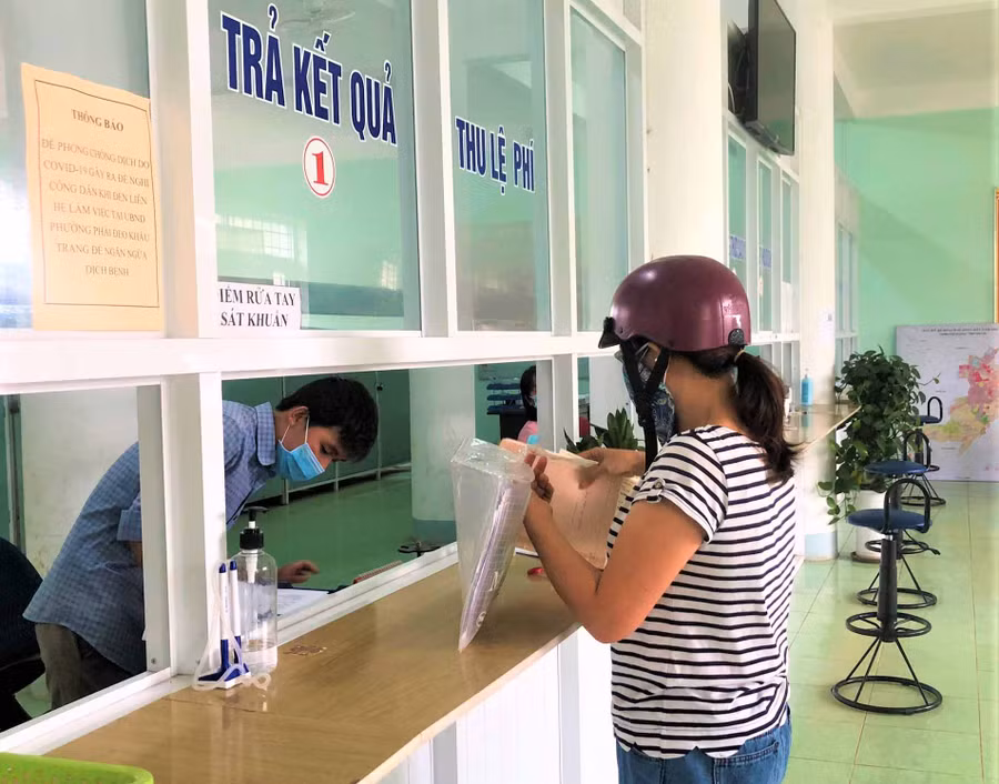 Lao động tự do tại TP. Pleiku trực tiếp đến UBND các xã, phường để nhận tiền hỗ trợ. Ảnh: Đinh Yến