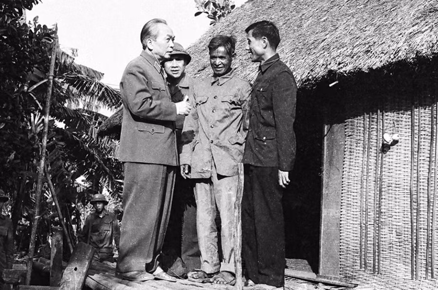 Đại tướng Võ Nguyên Giáp đến thăm xã Gào (TP. Pleiku) năm 1979. Ảnh: Đức Thanh