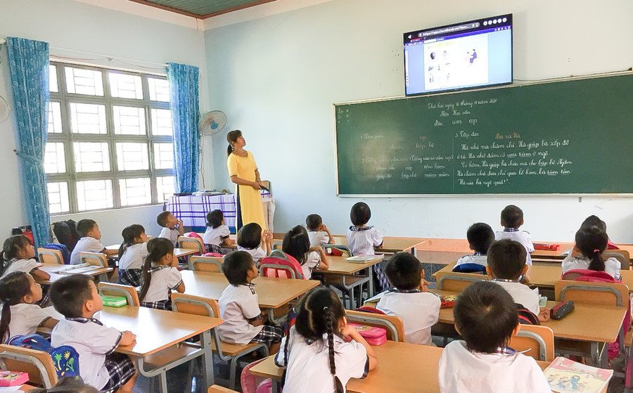 4- Tại Trường Tiểu học Lê Quý Đôn (xã Ia Krai, huyện Ia Grai), việc ứng dụng CNTT vào dạy học của giáo viên còn gặp nhiều khó khăn. Ảnh: Mộc Trà.