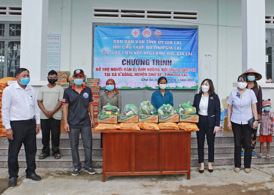Tặng quà cho các hộ nghèo, đồng bào dân tộc thiểu số khó khăn chịu ảnh hưởng bởi dịch Covid-19 ở xã Hbông (huyện Chư Sê). Ảnh: Hồng Ngọc