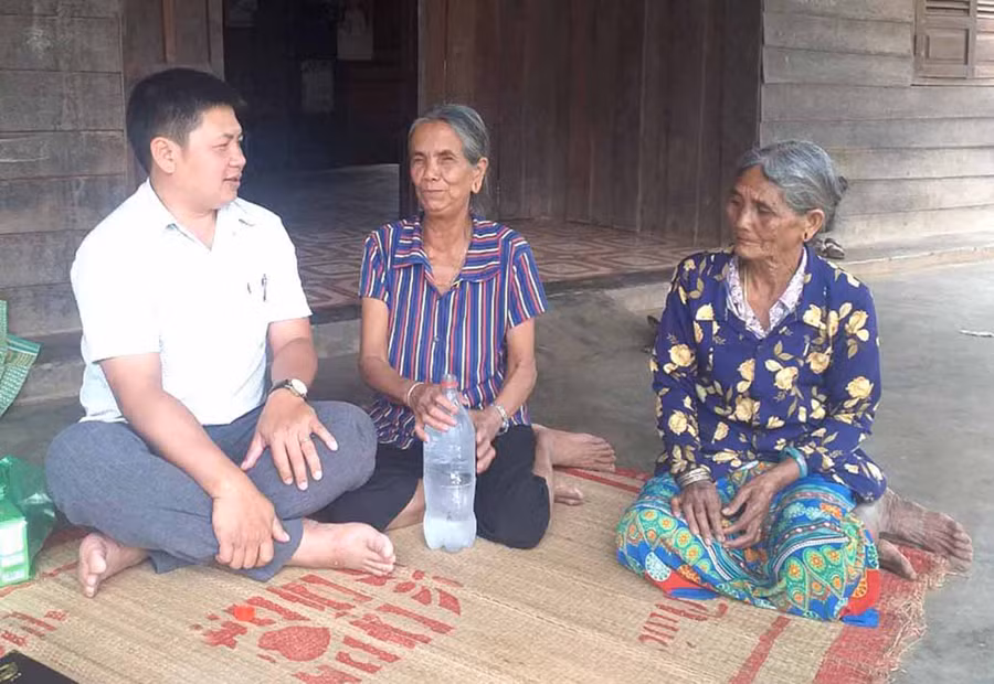  Nữ già làng Siu HPhin (ở giữa; làng Goòng, xã Ia Púch, huyện Chư Prông) trao đổi với người dân về kinh nghiệm hòa giải (ảnh chụp trước tháng 4-2021). Ảnh: Nhật Hào