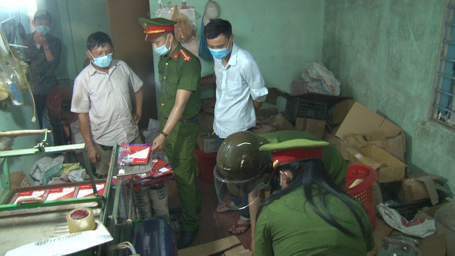 Cơ quan công an ập vào cơ sở sản xuất hàng giả của ông Nguyễn Đức Thạnh. Ảnh: C.Q.