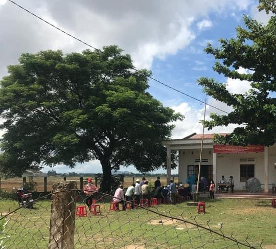 Nhân viên y tế thực hiện test nhanh kháng nguyên để tầm soát bệnh Covid-19 cho người dân xã Cát Nhơn, huyện Phù Cát Nhân viên y tế thực hiện test nhanh kháng nguyên để tầm soát bệnh Covid-19 cho người dân xã Cát Nhơn, huyện Phù Cát