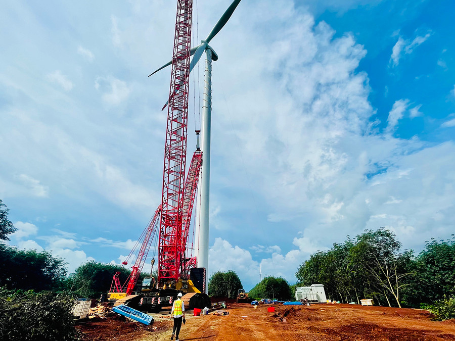 Lắp đặt cánh quạt tại trụ turbine gió. Ảnh: Vũ Thảo Lắp đặt cánh quạt tại trụ turbine gió. Ảnh: Vũ Thảo