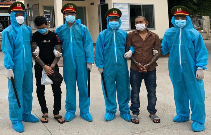 2 trong số 4 đối tượng liên quan đến vụ hỗn chiến vừa bị Công an thị xã An Nhơn bắt tạm giam. 2 trong số 4 đối tượng liên quan đến vụ hỗn chiến vừa bị Công an thị xã An Nhơn bắt tạm giam