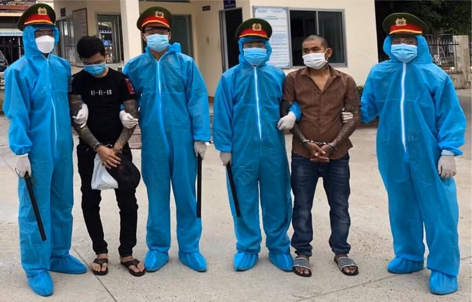 2 trong số 4 đối tượng liên quan đến vụ hỗn chiến vừa bị Công an thị xã An Nhơn bắt tạm giam