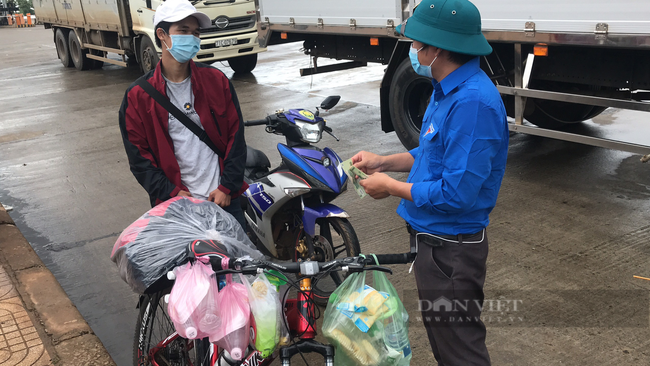 Anh Trương Ngọc Phúc (ở huyện Krông Năng, Đăk Lăk) trên đường đạp xe từ TP.HCM về quê. Ảnh: P.V