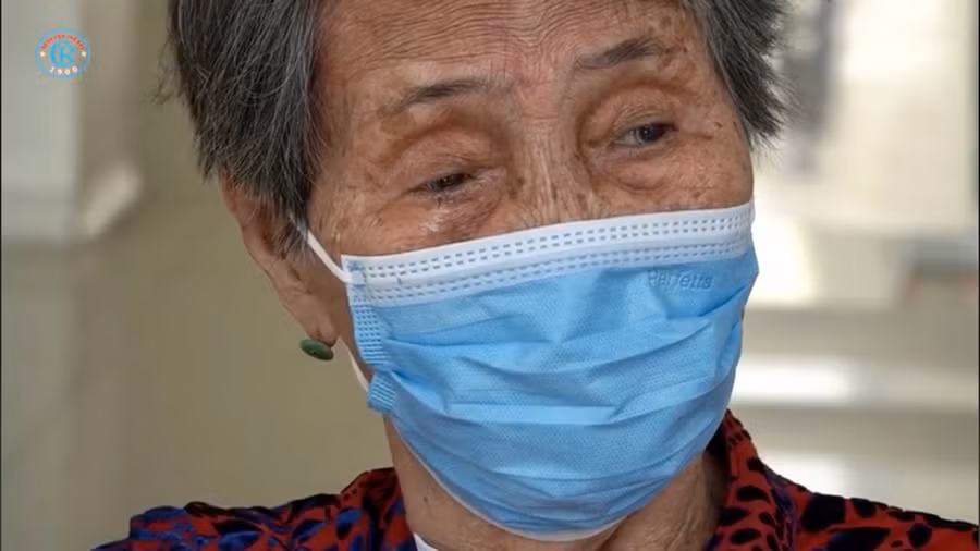 Những giọt nước mắt xúc động của bà Tuyết trong ngày ra viện. (Ảnh: BVCC)