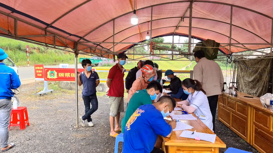 Khai báo y tế khi qua chốt kiểm dịch ở Lâm Đồng. Ảnh: Lâm Viên