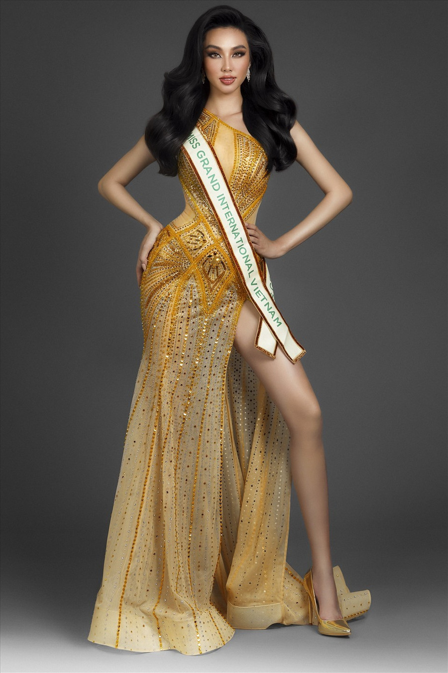 Nguyễn Thúc Thuỳ Tiên sinh năm 1998, là Miss Grand International Vietnam 2021, thay cho Á hậu Thuý An sang Nhật chinh chiến cùng nhiều người đẹp quốc tế. Ảnh: MGVN
