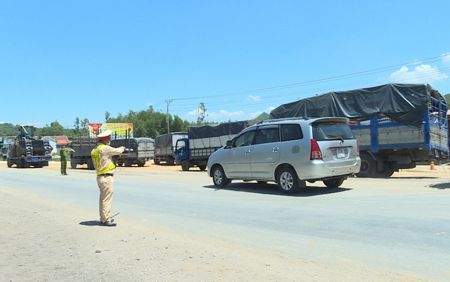 Lực lượng làm nhiệm vụ trực chốt kiểm soát phòng-chống dịch Covid-19 tại đèo An Khê. Ảnh: Phúc Lâm Lực lượng làm nhiệm vụ trực Chốt kiểm soát phòng chống dịch Covid-19 Đèo An Khê. Ảnh: Phúc Lâm