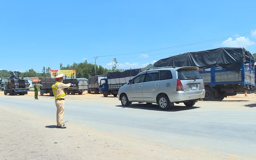 Lực lượng làm nhiệm vụ trực Chốt kiểm soát phòng chống dịch Covid-19 Đèo An Khê. Ảnh: Phúc Lâm