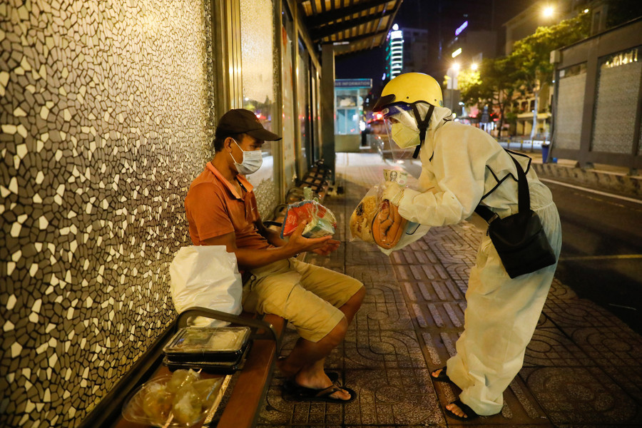 Hiền trao cho anh Phong phần hỗ trợ, giúp anh phần nào bớt khó khăn vượt qua mùa dịch. Ảnh: Lam Ngọc