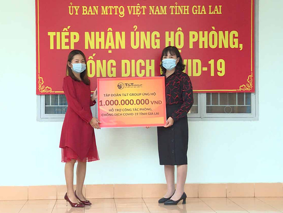 Đại diện Ủy ban MTTQ Vệt Nam tiếp nhận số tiền ủng hộ phòng-chống Covid-19 từ tập đoàn T&T Group. Ảnh: Phương Duyên 1 Đại diện Ủy ban MTTQ Vệt Nam tiếp nhận số tiền ủng hộ phòng-chống Covid-19 từ tập đoàn T&T Group. Ảnh Phương Duyên.jpg