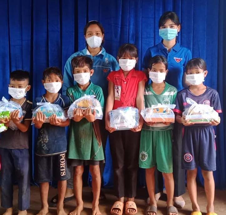 Đoàn xã Ia Hlốp (huyện Chư Sê) tặng đồ dùng học tập cho thiếu nhi khó khăn trên địa bàn xã. Ảnh: Thủy Bình