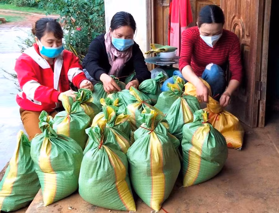 Cán hộ, hội viên phụ nữ xã Sơn Lang (huyện Kbang) chuẩn bị gạo để hỗ trợ các hộ có hoàn cảnh khó khăn đang cách ly y tế tại nhà. Ảnh: Ngọc Minh