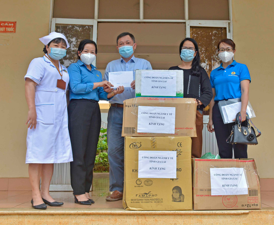 Bà Nguyễn Thị Ánh Xuân (thứ 2 từ trái qua)-Chủ tịch Công đoàn ngành Y tế Gia Lai trao quà tại Bệnh viện Đa khoa tỉnh. Ảnh: Như Nguyện