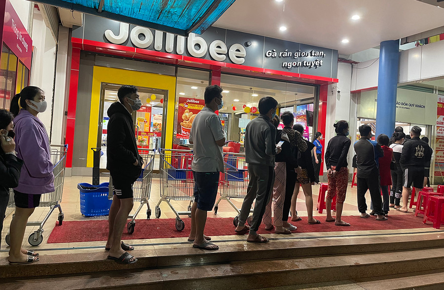 Người dân xếp hàng dài chờ đến lượt vào khu mua sắm tự chọn của Siêu thị Co.op Mart Pleiku. Ảnh: Vũ Thảo