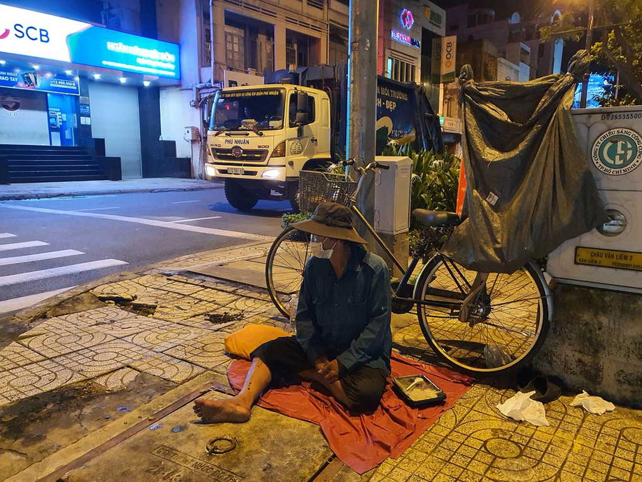 Hơn một năm rưỡi nay, nắp cống giao lộ Châu Văn Liêm và Trần Hưng Đạo là nhà của ông Đinh Văn Hùng, 61 tuổi. Ảnh: Lam Yên