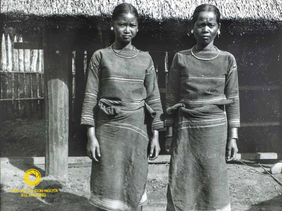 Phục sức của phụ nữ dân tộc Jrai Hdrung ở Chư Sê thập niên 1920. Ảnh: Henri Maitre
