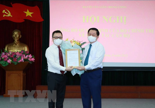 Bí thư Trung ương Đảng, Trưởng Ban Tuyên giáo Trung ương Nguyễn Trọng Nghĩa trao quyết định Phó Trưởng Ban Tuyên giáo Trung ương cho đồng chí Lê Quốc Minh. (Ảnh: Phương Hoa/TTXVN) Bí thư Trung ương Đảng, Trưởng Ban Tuyên giáo Trung ương Nguyễn Trọng Nghĩa trao quyết định Phó Trưởng Ban Tuyên giáo Trung ương cho đồng chí Lê Quốc Minh. (Ảnh: Phương Hoa/TTXVN)